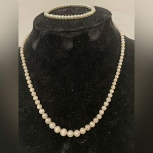 Matching set Vintage 18” simulated white pearl necklace & stretch bracelet